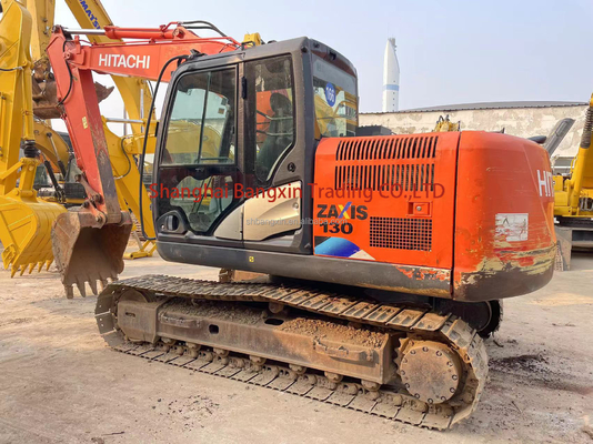 Una excavadora usada Hitachi ZX130 en excelente estado con certificación EPA/CE.