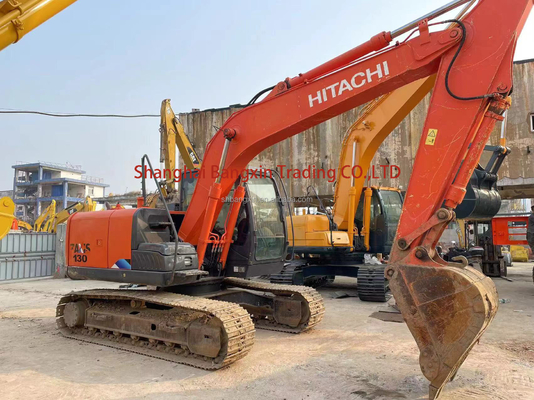 Una excavadora usada Hitachi ZX130 en excelente estado con certificación EPA/CE.