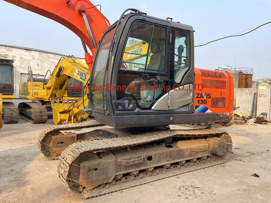 Una excavadora usada Hitachi ZX130 en excelente estado con certificación EPA/CE.