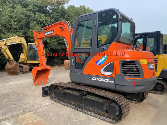 Excavadora Doosan DX60 en buen estado con todas las funciones en buen estado de trabajo